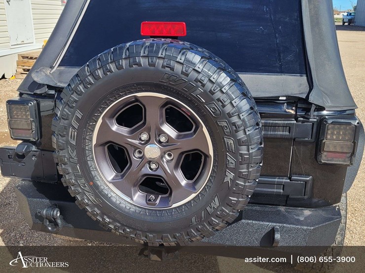 2015-jeep-wrangler-unlimited-sahara-image-4