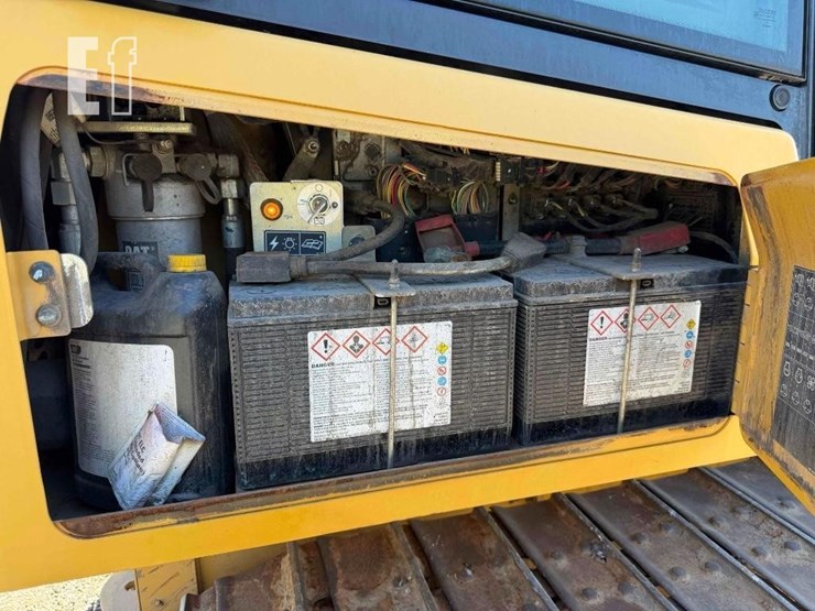 2020-caterpillar-d1-image-64