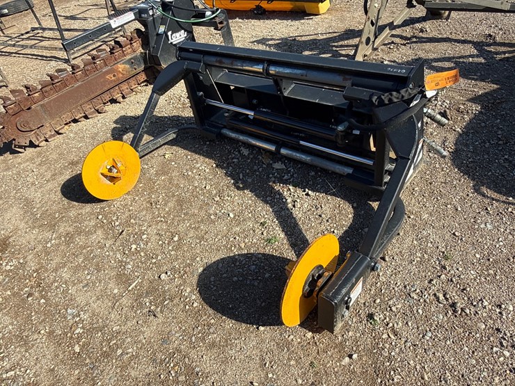 #6943-•-erskine-skid-steer-hydraulic-bale-unroller-attachment-image-1