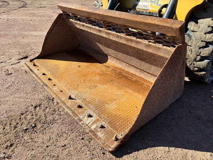 #1086-•-2016-gehl-v400-skid-steer-with-bucket-image-9