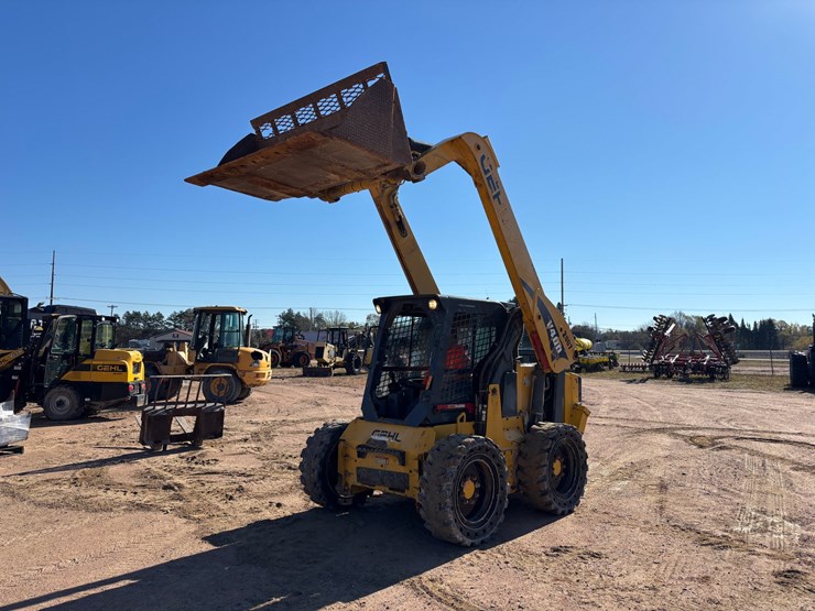 #1086-•-2016-gehl-v400-skid-steer-with-bucket-image-38