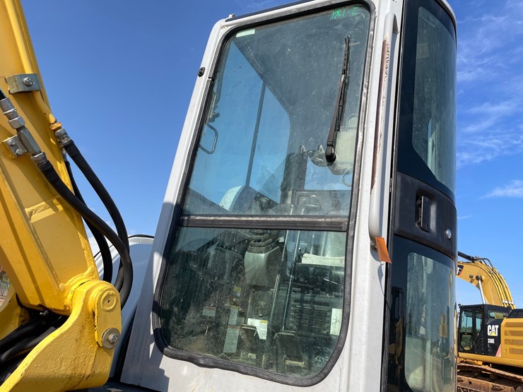 #1904-•-2011-new-holland-e50b-midi-excavator-image-24