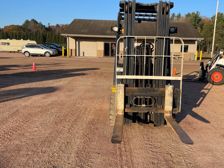 #1882-•-2022-yale-40ux-glp040ux-lp-forklift-image-3