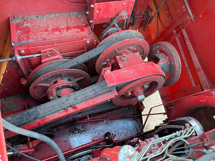 #1898-•-1991-ih-1660-axial-flow-combine-image-46