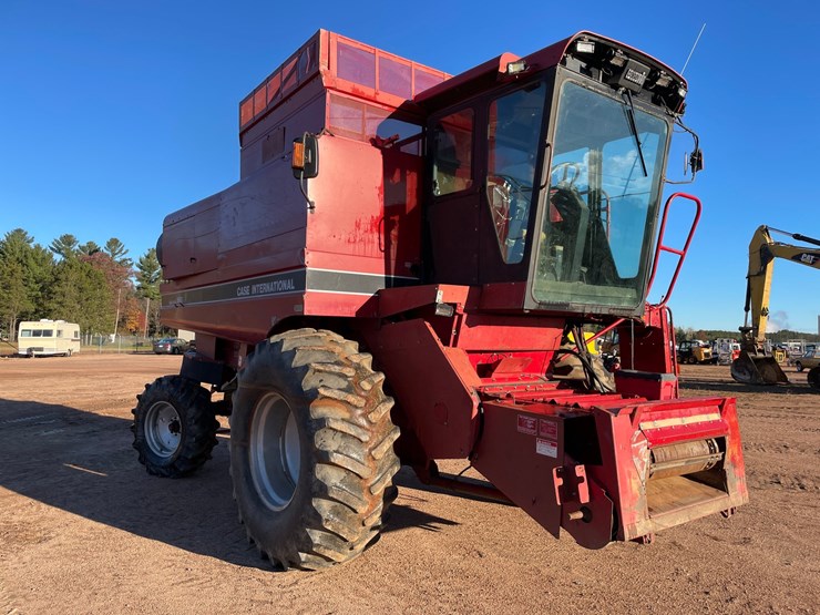 #1898-•-1991-ih-1660-axial-flow-combine-image-36