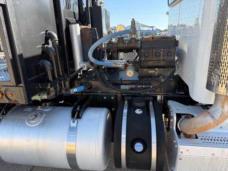 2015-peterbilt-365-image-19