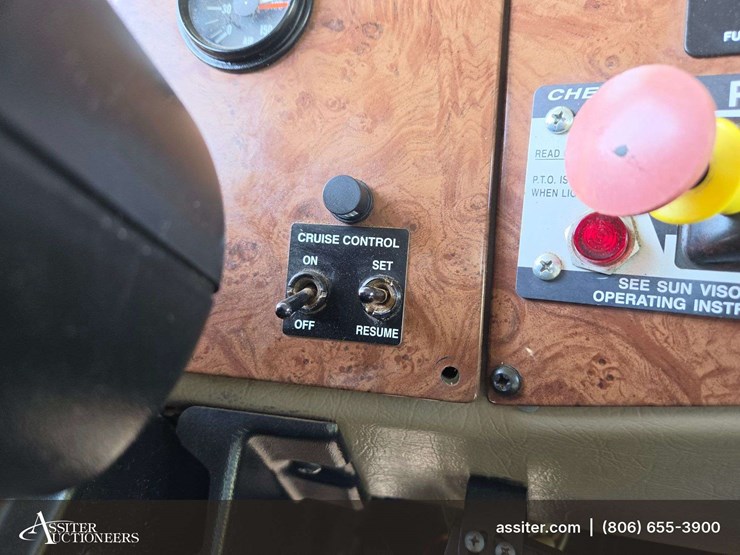 2006-peterbilt-335-image-35
