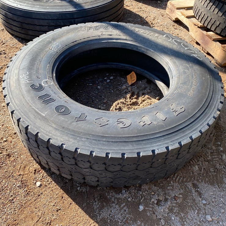 #6975 • (1) Firestone FD 663 Radial Commercial Truck Tire