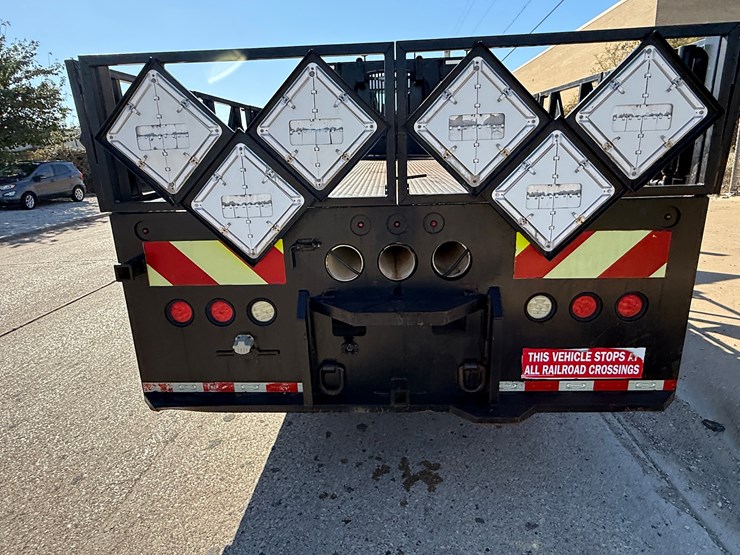 2015-peterbilt-365-image-13