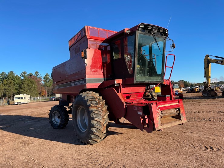 #1898-•-1991-ih-1660-axial-flow-combine-image-3