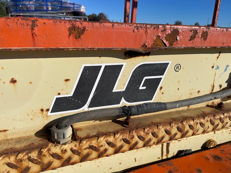 #1897-•-jlg-commander-cm-2046-electric-scissor-lift-non-runner-image-20