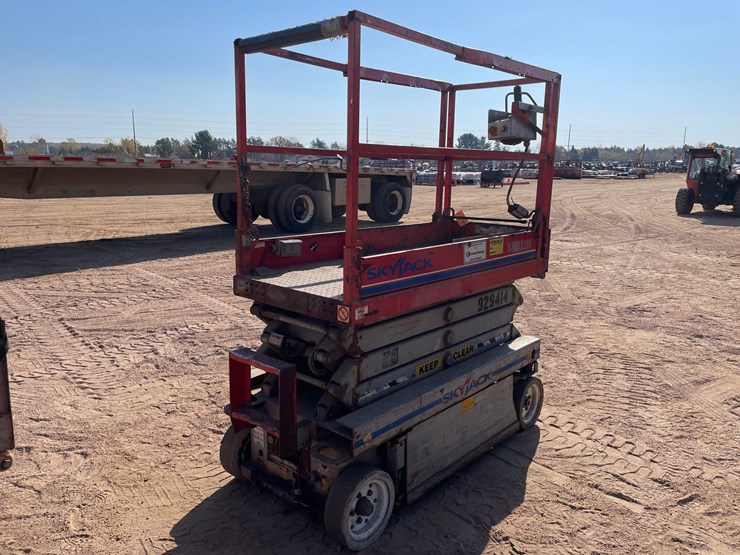 #1908-•-skyjack-sj113-3219-electric-scissor-lift-image-1