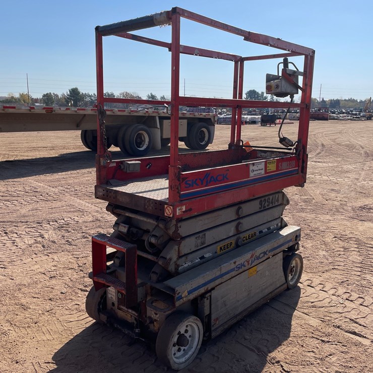 #1908 • SkyJack SJ113 3219 Electric Scissor Lift
