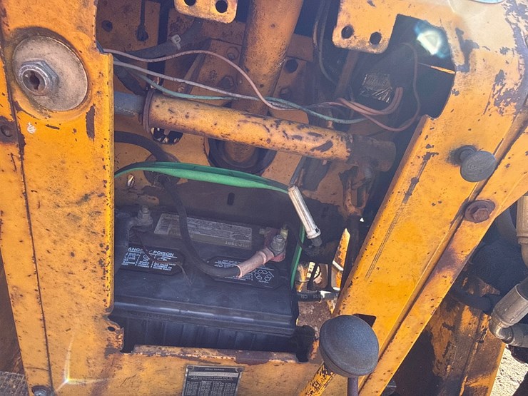 #6925-•-massey-ferguson-mf-30-industrial-tractor-with-front-loader-and-rear-box-scraper-image-13