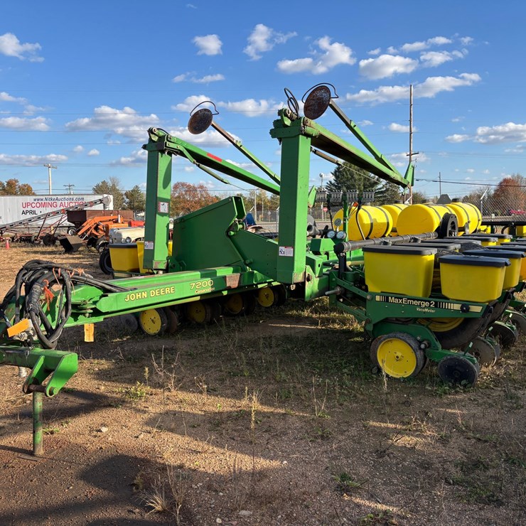 #1949 • John Deere 7200 Conservation 16-Row Planter