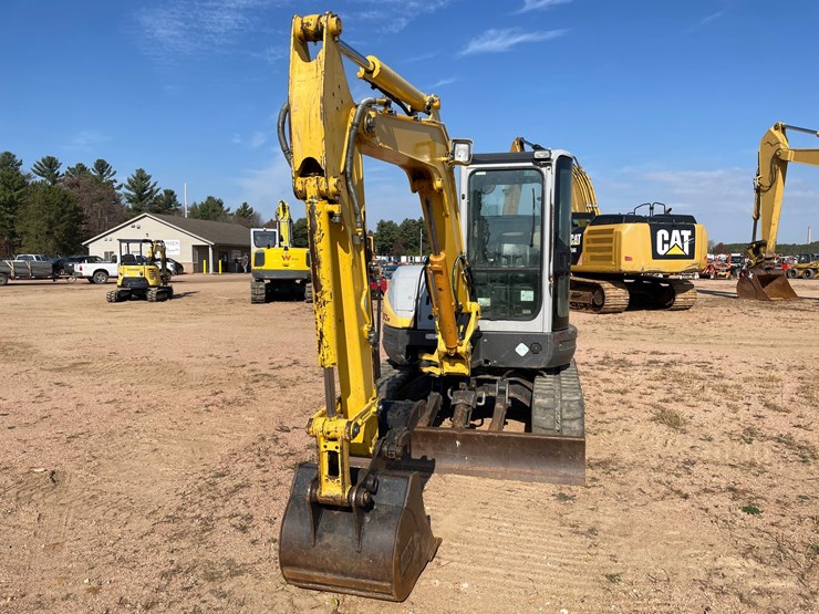 #1904-•-2011-new-holland-e50b-midi-excavator-image-2