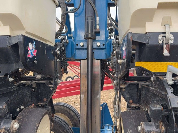 kinze-3600-planter,-16/31-box-fill,-no-tills,-corn-and-soybean-meters,-ground-drive,-markers,-kpm-iii-monitor,-fold-box,-s/n--624526-image-6
