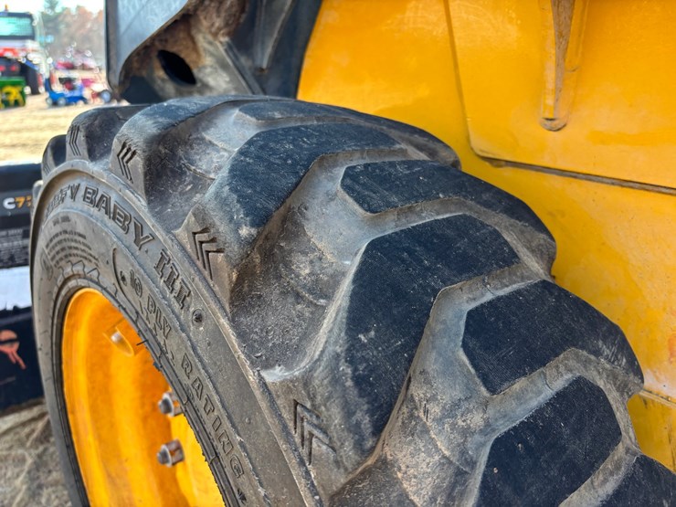 #1078-•-2023-john-deere-318g-wheeled-skid-steer-image-11