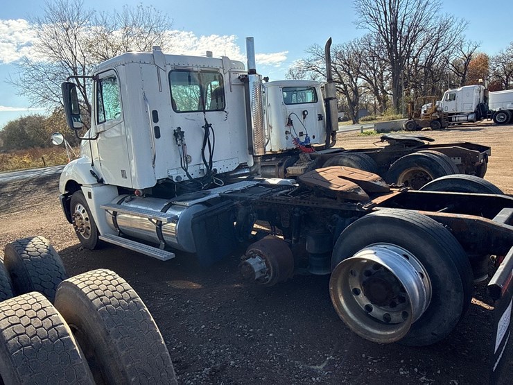 #6905-•-2007-freightliner-day-cab-non-runner-semi-tractor-(wi-title-in-delay)-image-7