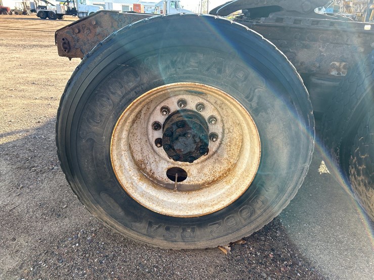 #6903-•-1995-volvo-gm-wg64t-tandem-axle-day-cab-semi-tractor-(has-wi-title)-image-30