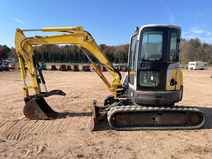 #1904-•-2011-new-holland-e50b-midi-excavator-image-4