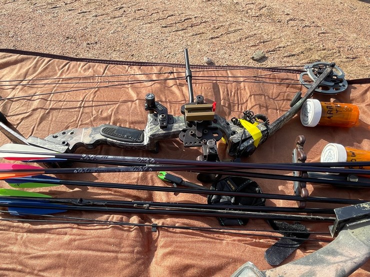 #5217-•-(3)-compound-bows-with-arrows-and-accessories-image-5