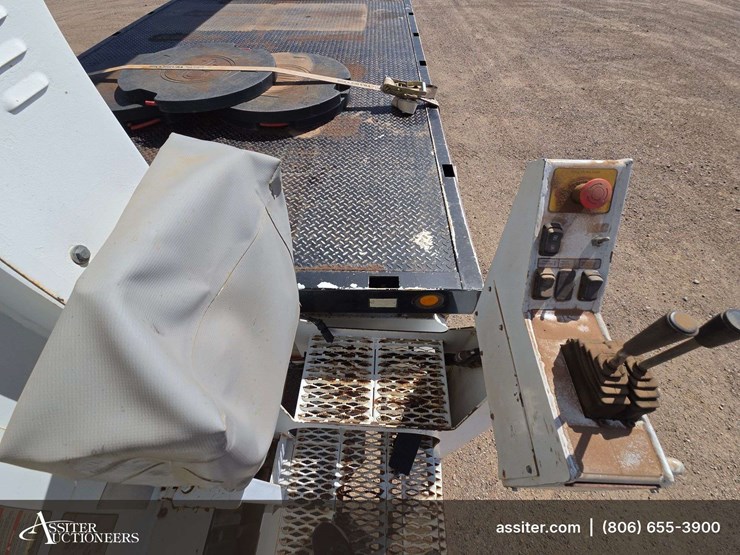 2006-peterbilt-335-image-16