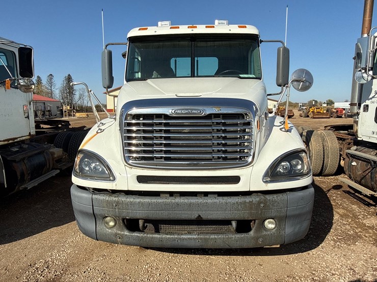 #6905-•-2007-freightliner-day-cab-non-runner-semi-tractor-(wi-title-in-delay)-image-2