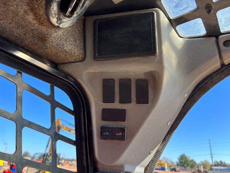 #1888-•-2016-gehl-v400-skid-steer-with-bucket-image-30