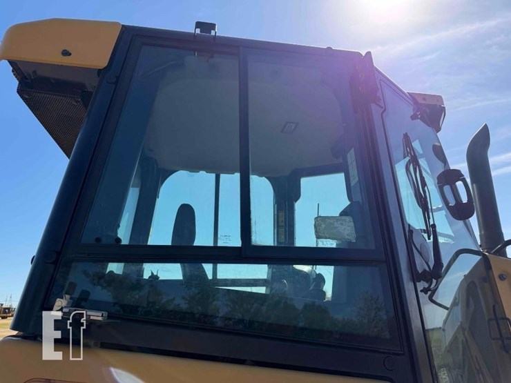 2020-caterpillar-d1-image-33