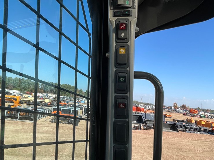 #1905-•-new-holland-l228-skid-steer-image-25