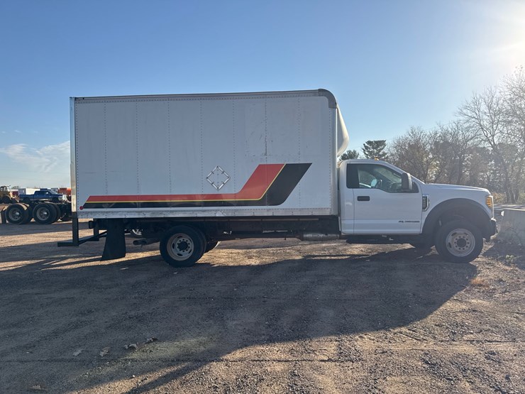#6900-•-2017-ford-super-duty-xl-box-truck-(wi-title-in-delay)-image-4