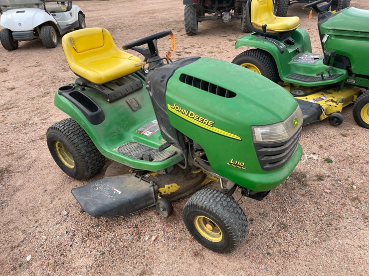 #1930-•-200-john-deere-l110-riding-lawn-mower-image-3