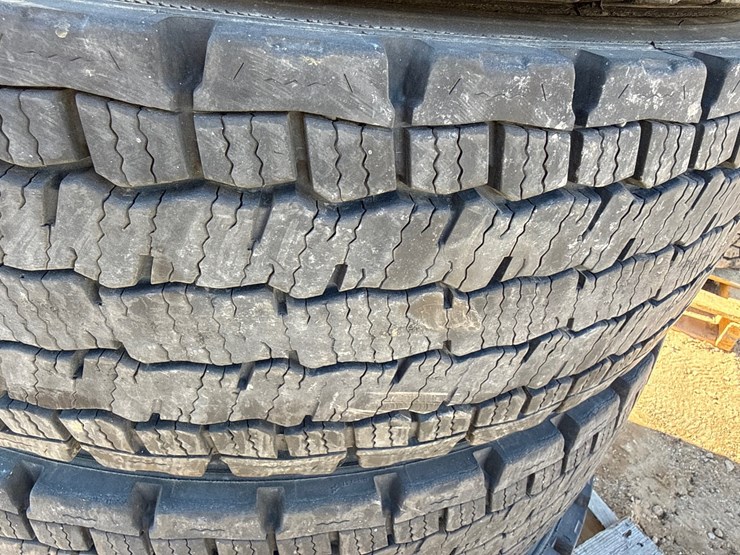 #6981-•-(5)-commercial-truck-tires-with-wheels-image-10