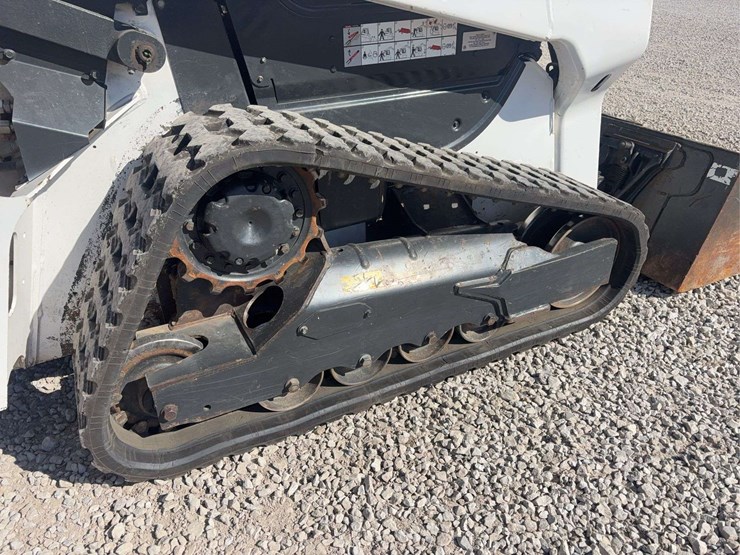 2022-bobcat-t66-tracked-skid-steer,-1367.6-hours,-radio,-quick-attach-hookup,-cab,-heat/ac,-comes-with-smooth-68”-bucket,-s/n---b4sb28773-image-9