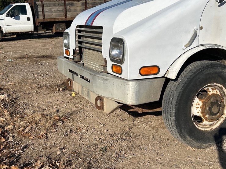 #6934-•-1992-computer-designed-chassis-1300-stoughton-step-van-(has-wi-title)-image-25