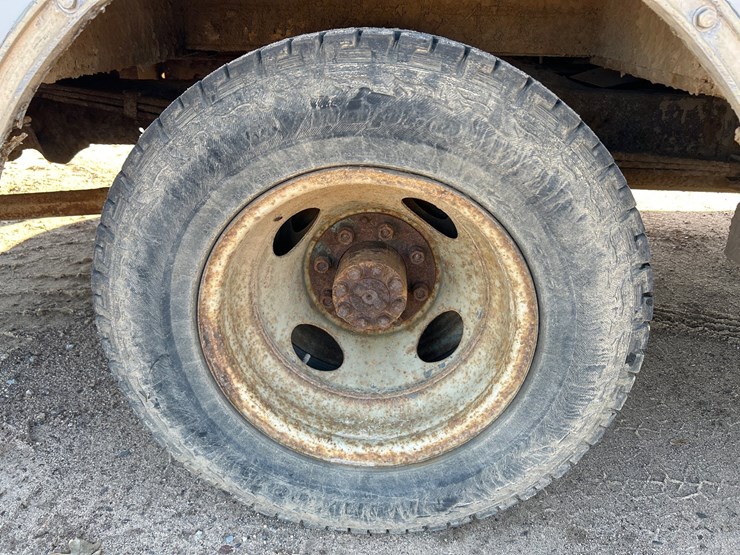 #6932-•-2000-chevrolet-3500-box-truck-(has-wi-title)-image-27
