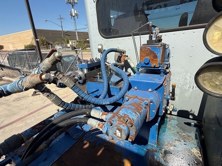 2015-peterbilt-348-image-9
