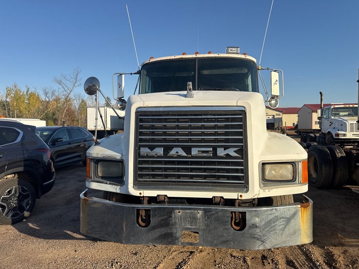#6902-•-1993-mack-conventional-sleeper-semi-tractor-image-2