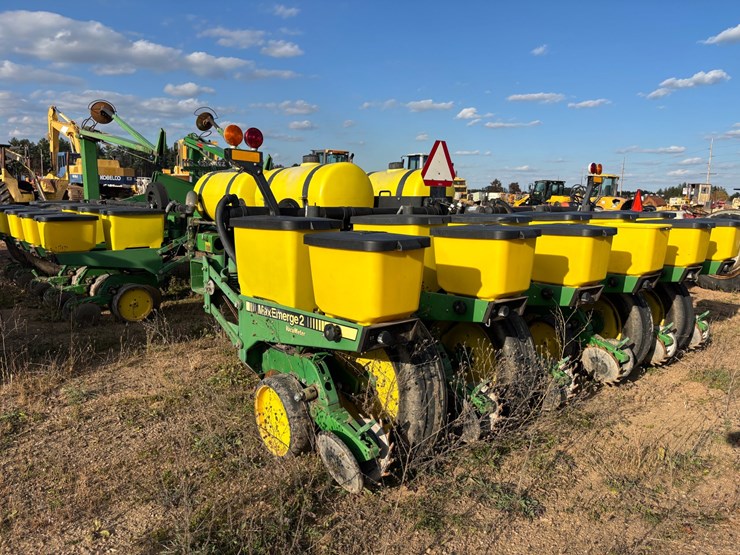 #1949-•-john-deere-7200-conservation-16-row-planter-image-6