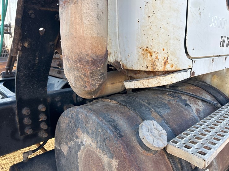 #6903-•-1995-volvo-gm-wg64t-tandem-axle-day-cab-semi-tractor-(has-wi-title)-image-38