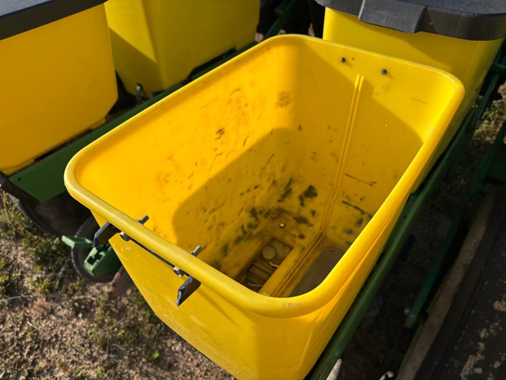 #1949-•-john-deere-7200-conservation-16-row-planter-image-30