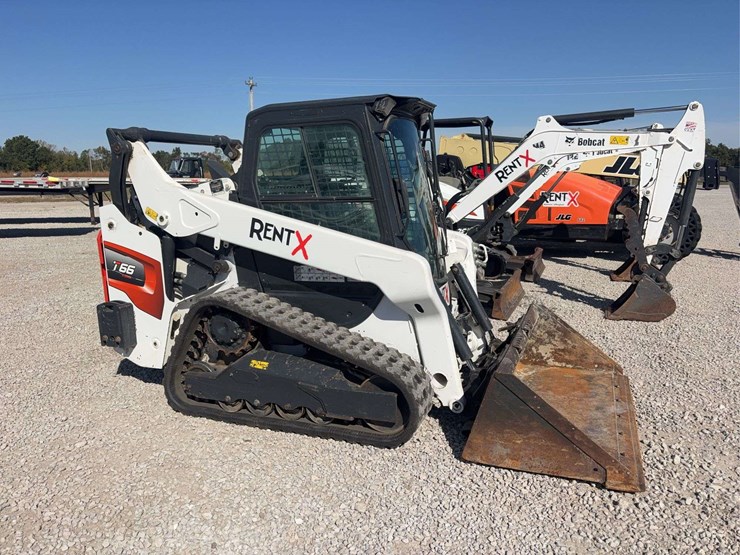 2022-bobcat-t66-tracked-skid-steer,-1367.6-hours,-radio,-quick-attach-hookup,-cab,-heat/ac,-comes-with-smooth-68”-bucket,-s/n---b4sb28773-image-2
