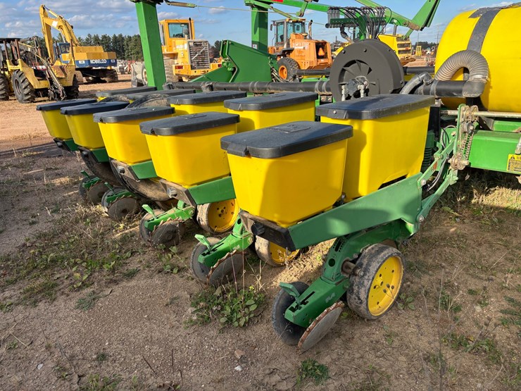 #1949-•-john-deere-7200-conservation-16-row-planter-image-7