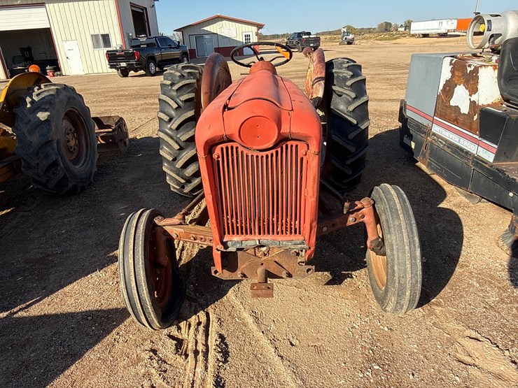 #6926-•-ford-tractor-image-2