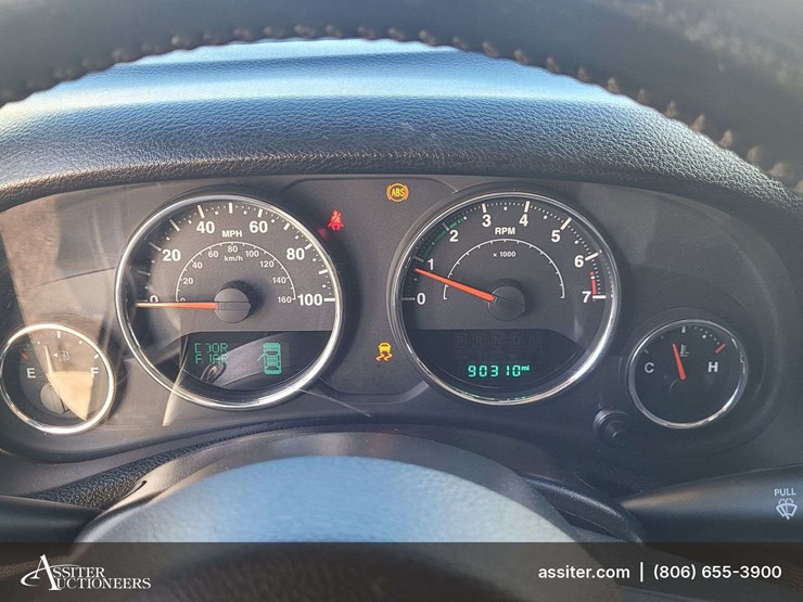 2015-jeep-wrangler-unlimited-sahara-image-18