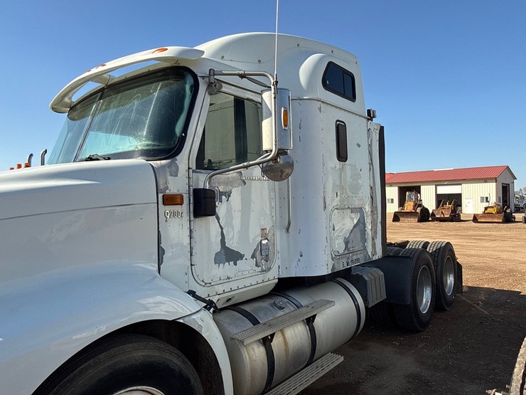 #6906-•-2002-international-9200i-sleeper-semi-truck-tractor-(has-wi-title)-image-7