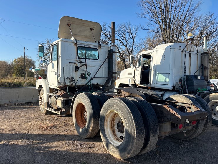 #6903-•-1995-volvo-gm-wg64t-tandem-axle-day-cab-semi-tractor-(has-wi-title)-image-3