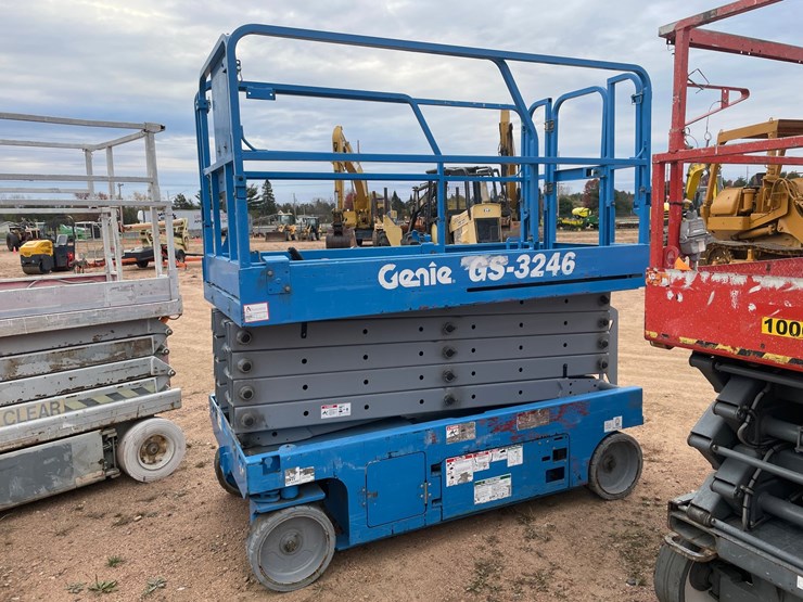 #1902-•-2012-genie-gs-3246-electric-scissor-lift-image-8