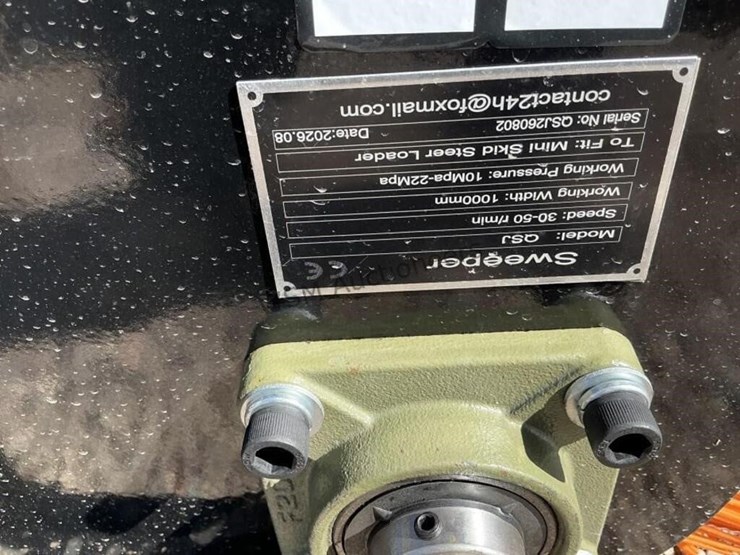 2026-giyi-36in-sweeper-for-stand-up-skid-steer-image-5